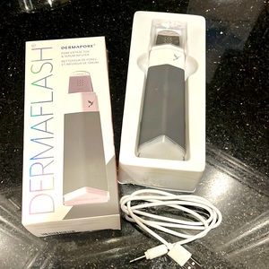 Dermaflash Dermapore Device in Charcoal. Pore extractor and serum infuser.